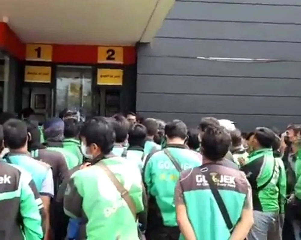 Aktivitas layanan di McDonald's Ciceri Serang
